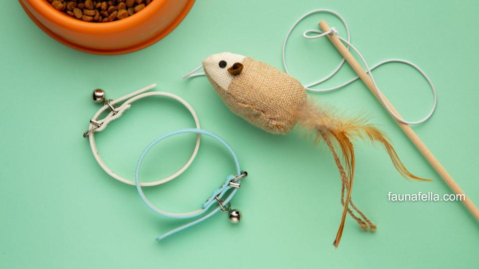 Mainan kucing berbentuk seperti tikus lengkap dengan ekornya yang memancing kucing agar tetap aktif.
